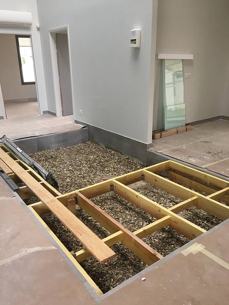 Structure de plancher bois en cours de pose sur lambourdes