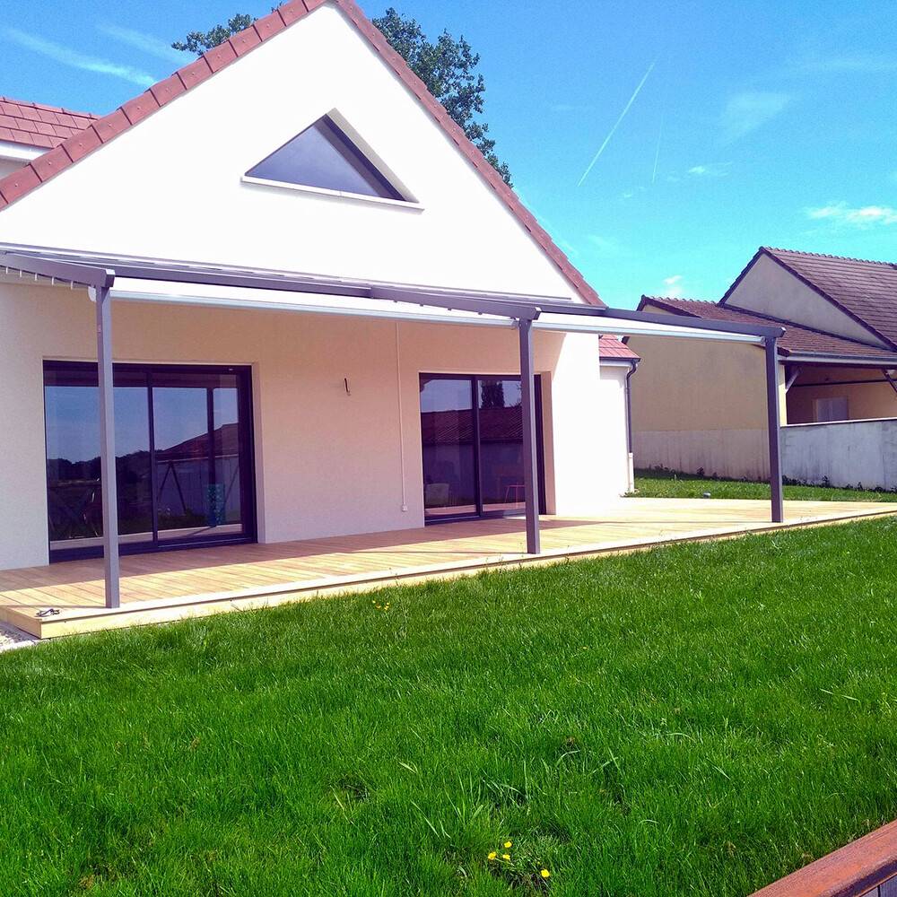 Pergola aluminium grise et terrasse bois devant maison