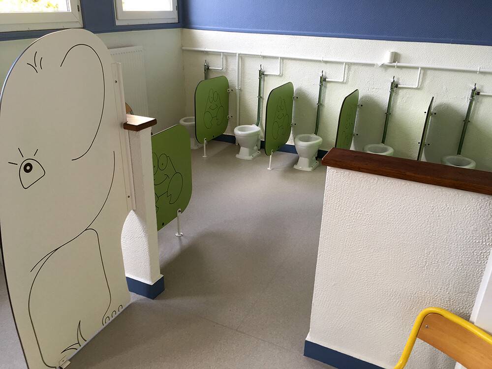 Sanitaires d'école maternelle avec cloisons décorées vertes