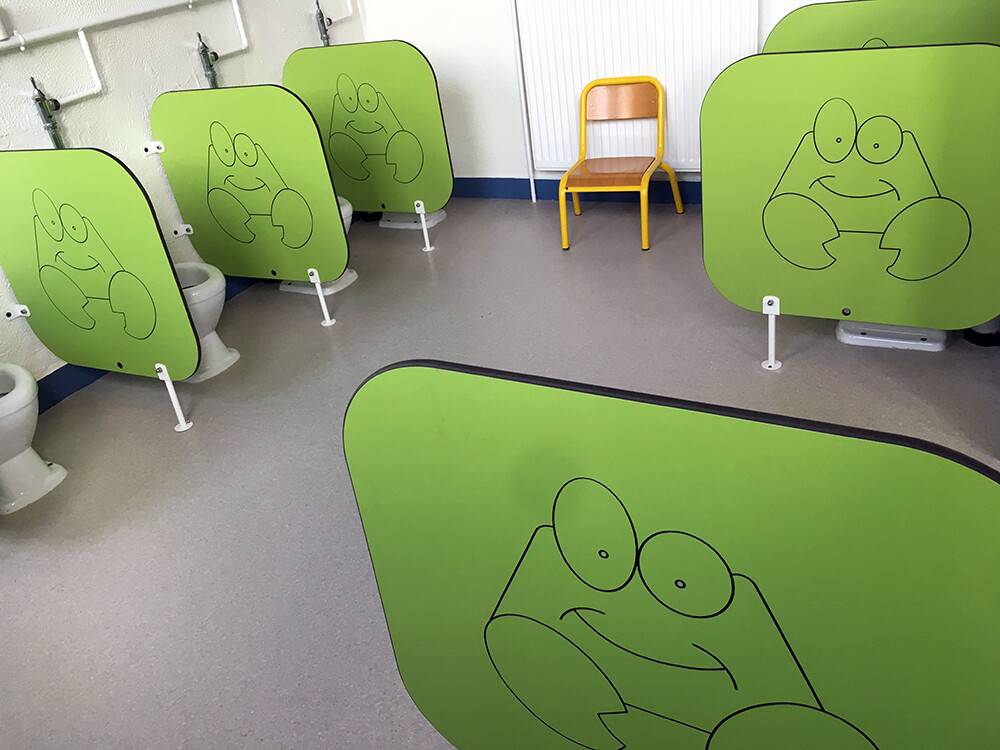 Cloisons vertes ludiques avec personnages dans sanitaires maternelle
