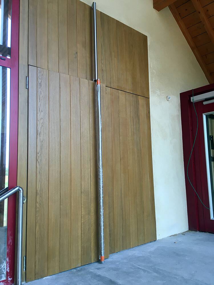 Grande porte intérieure en chêne massif à lames verticales