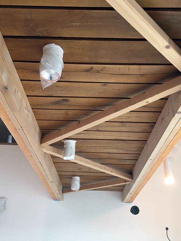 Plafond en lambris bois avec charpente apparente