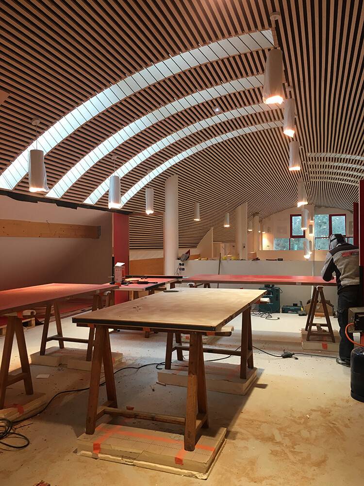 Plafond cintré en tasseaux de bois avec verrières zénithales