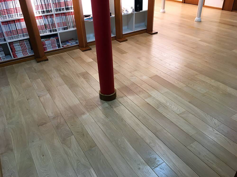 Parquet massif en chêne clair dans une bibliothèque