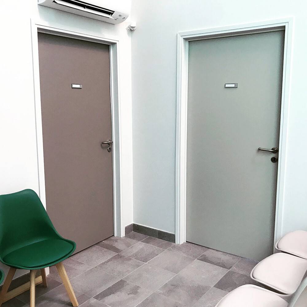 Salle d'attente de cabinet avec portes vertes et taupe