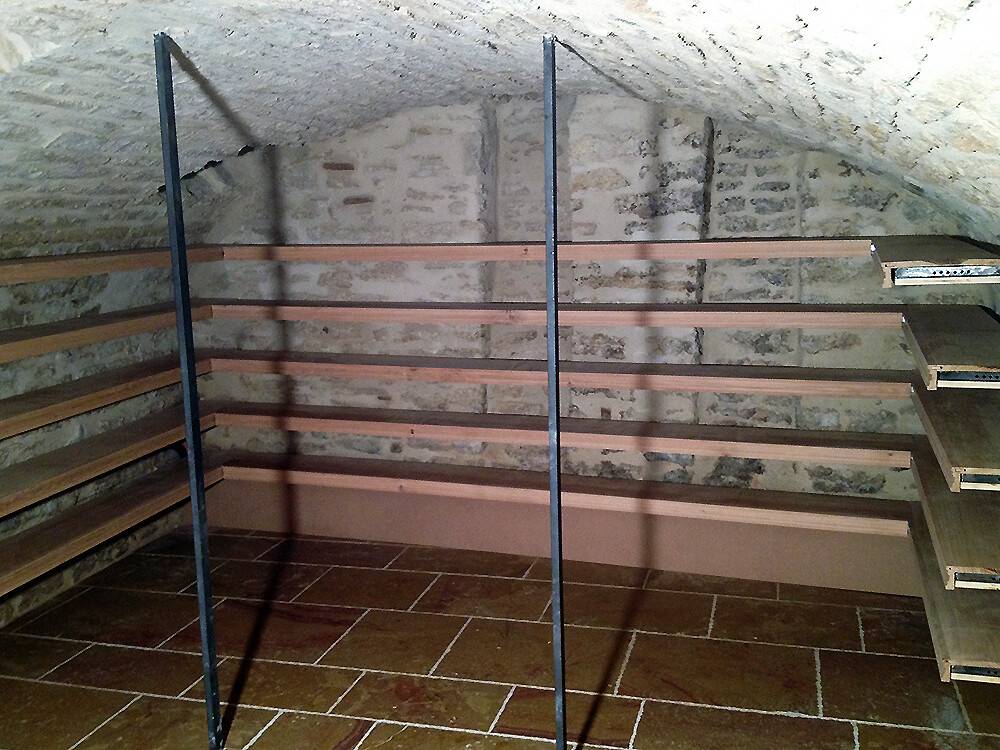 Pose de structure de casiers à vin dans une cave voûtée