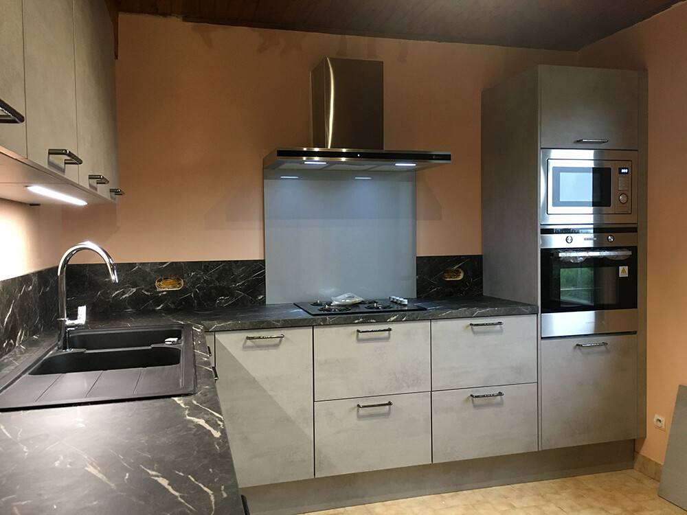 Cuisine moderne avec façades béton et plan de travail en marbre
