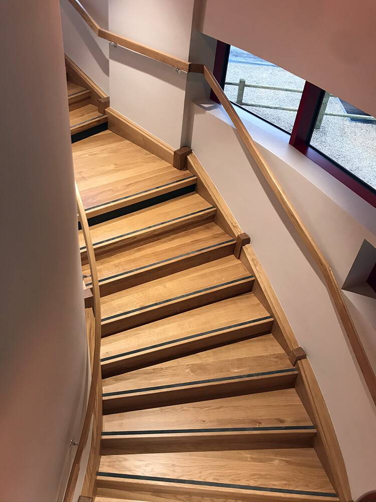 Escalier en chêne massif avec nez de marche antidérapants