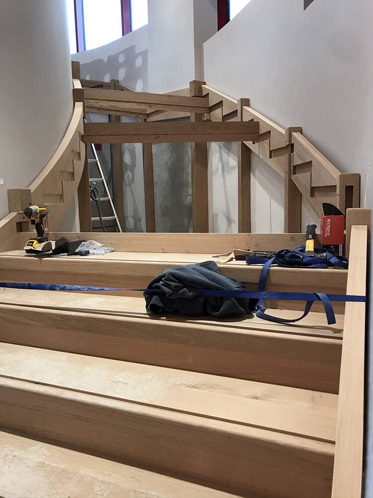 Escalier en chêne massif en cours d'installation