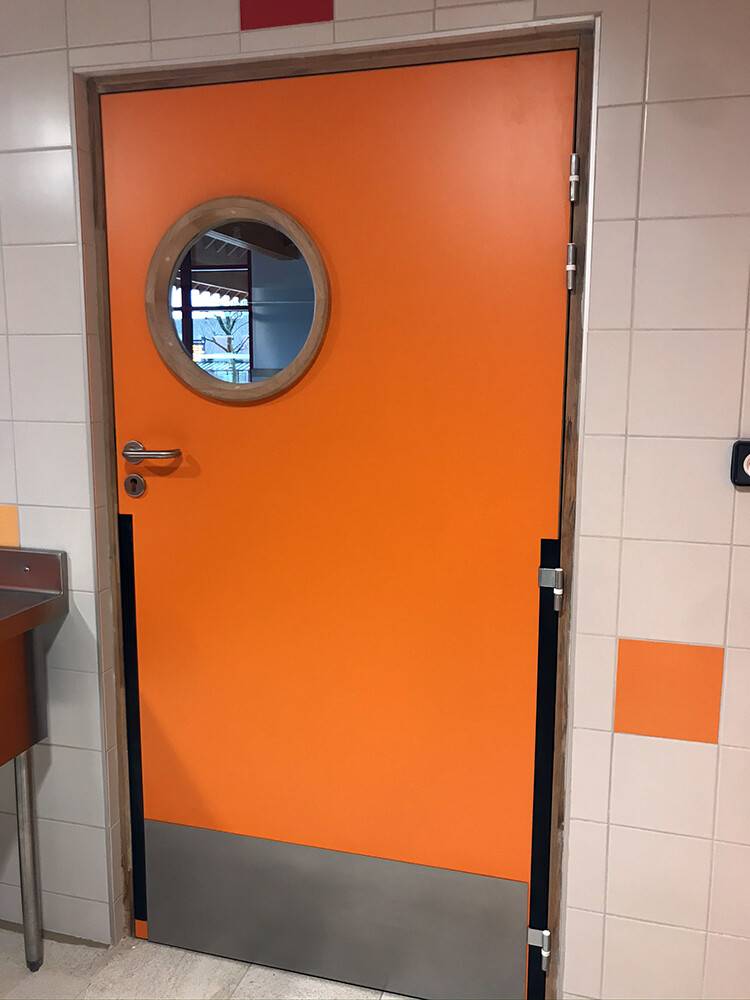 Porte technique orange avec hublot pour cuisine professionnelle