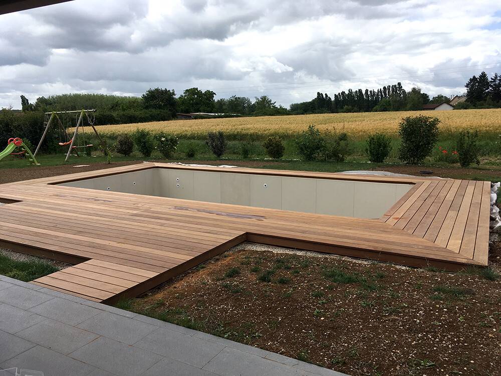 Pose de terrasse bois exotique autour d'une piscine