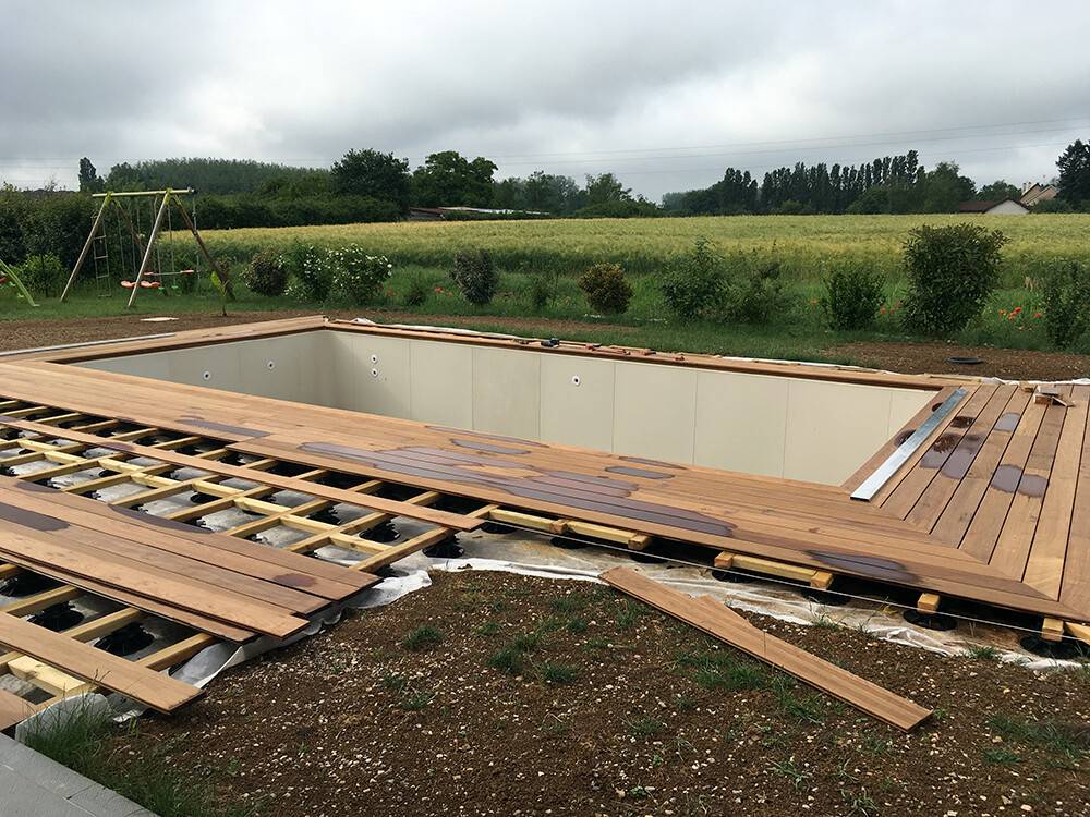 Pose d'une terrasse bois sur plots réglables avec lambourdes