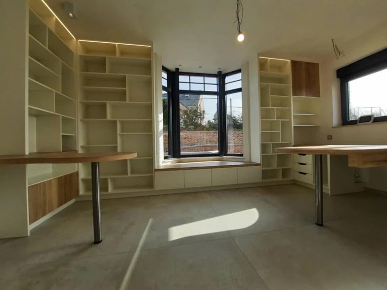 Bureau sur-mesure avec bibliothèque et banquette de fenêtre