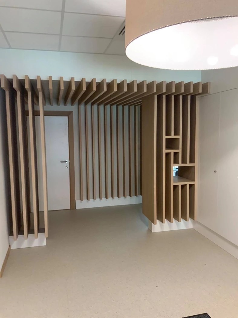 Sas d'entrée en tasseaux bois verticaux dans cabinet professionnel