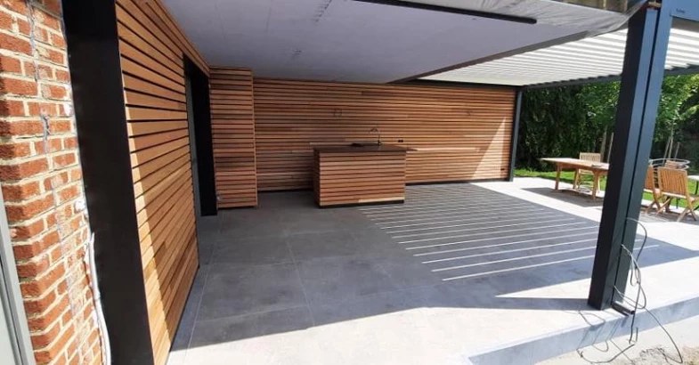 Pergola bioclimatique avec bardage cèdre et îlot bois
