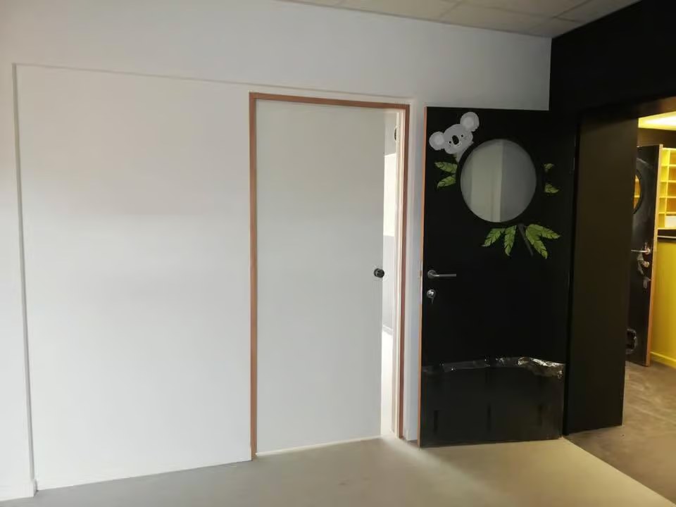 Sas d'entrée scolaire avec porte décorée koala